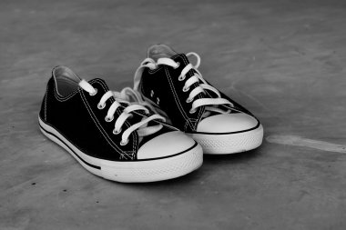 Filtre etkisi retro vintage tarzı ile siyah spor ayakkabı