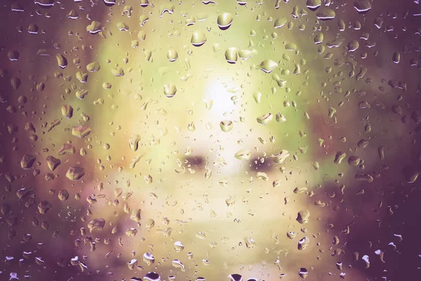 Капли дождя на стекло с эффектом фильтра ретро-винтажный стиль — стоковое фото