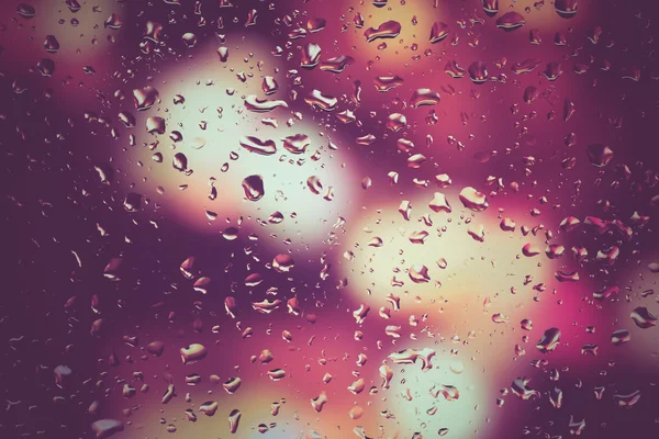 Gotas de lluvia sobre vidrio con efecto filtro estilo vintage retro —  Fotos de Stock