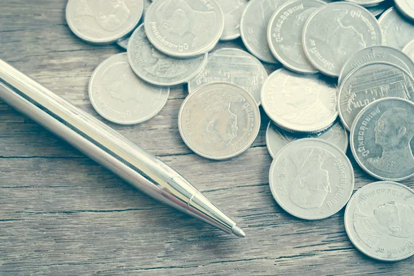 Pen and coins with filter effect retro vintage style — Stock Photo, Image