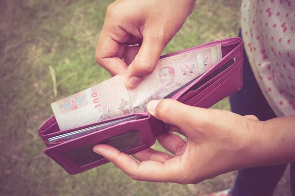 M-cüzdan filtre etkisi retro vintage styl ile para almak — Stok fotoğraf