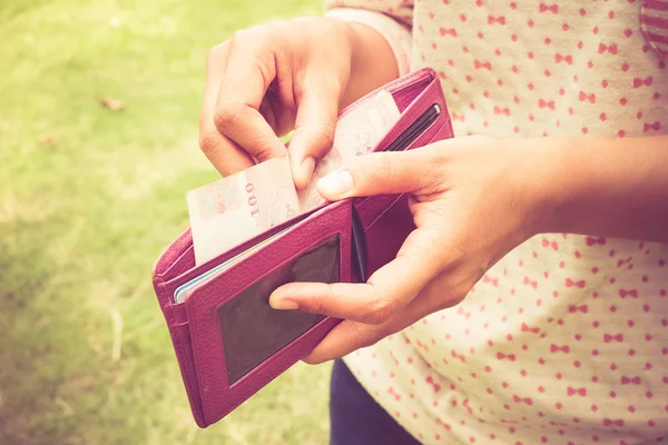 Tirar dinheiro da carteira com efeito de filtro retro vintage styl — Fotografia de Stock