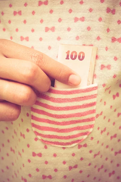 Filtre etkisi retro vintage tarzı ile cebinden para alıyor — Stok fotoğraf