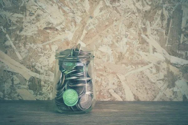 Pengar i glaset med filter effekt retro vintage stil — Stockfoto
