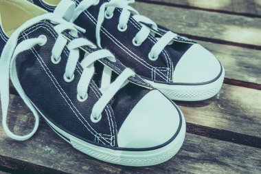 Filtre etkisi retro vintage tarzı ile siyah spor ayakkabı