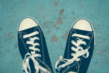 Filtre etkisi retro vintage tarzı ile siyah spor ayakkabı