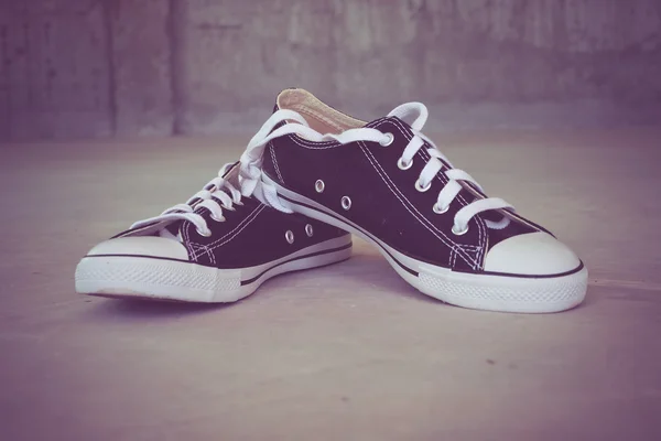 Черные кроссовки с эффектом фильтра ретро винтажный стиль — стоковое фото