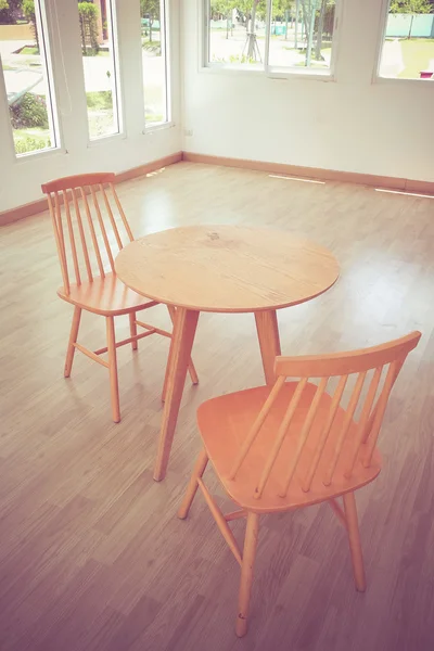 木製の椅子、フィルター効果のレトロなビンテージ スタイルの部屋のテーブル — ストック写真