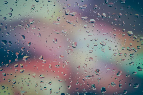 Regentropfen auf Glas mit Filtereffekt im Retro-Vintage-Stil — Stockfoto