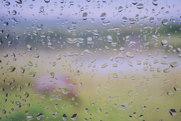 滴的雨水与滤波效果复古怀旧风格的玻璃 — 图库照片