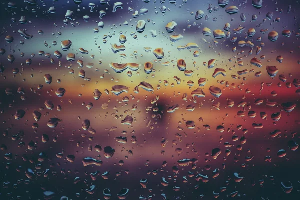 Gotas de chuva em vidro com efeito de filtro estilo vintage retro — Fotografia de Stock
