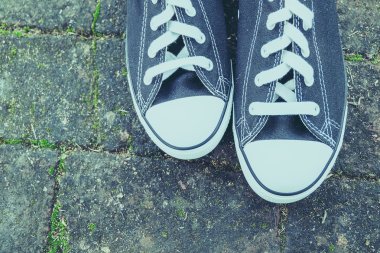 Filtre etkisi retro vintage tarzı ile siyah spor ayakkabı