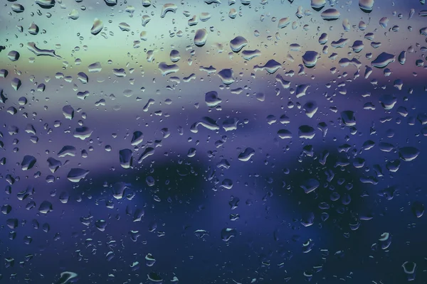 Gotas de chuva em vidro com efeito de filtro estilo vintage retro — Fotografia de Stock