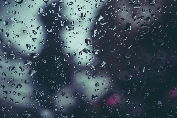Gouttes de pluie sur verre avec effet filtre style vintage rétro — Photo