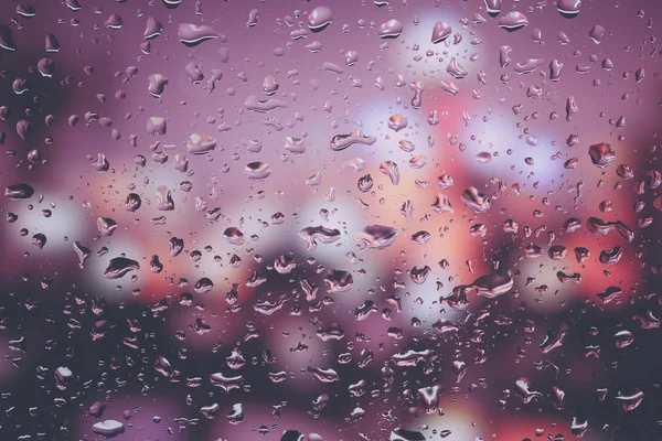 Gotas de lluvia sobre vidrio con efecto filtro estilo vintage retro —  Fotos de Stock