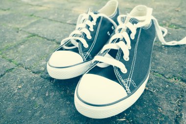 Filtre etkisi retro vintage tarzı ile siyah spor ayakkabı