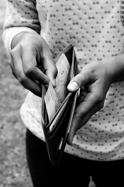 フィルター効果のレトロなビンテージ風で財布からお金を取る — ストック写真