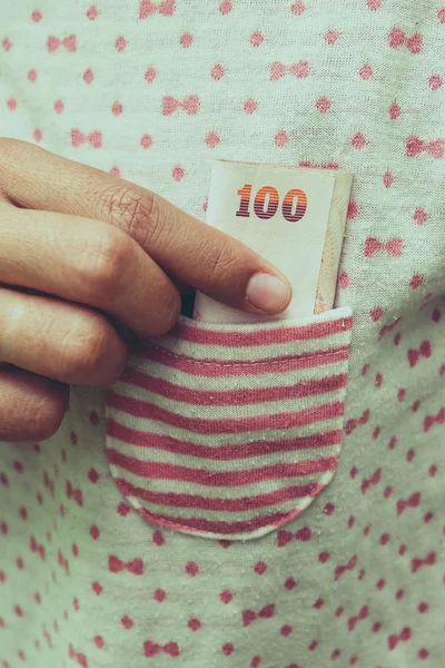 Prendendo soldi da tasca con effetto filtro stile vintage retrò — Foto Stock