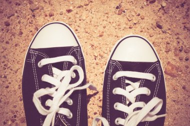 Filtre etkisi retro vintage tarzı ile siyah spor ayakkabı