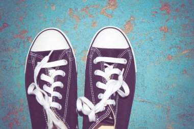 Filtre etkisi retro vintage tarzı ile siyah spor ayakkabı