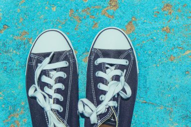 Filtre etkisi retro vintage tarzı ile siyah spor ayakkabı