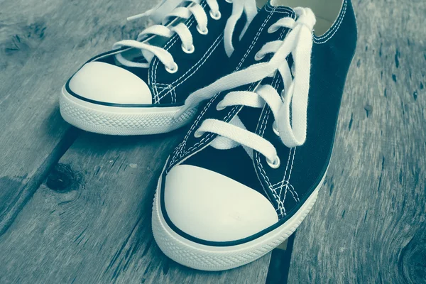Filtre etkisi retro vintage tarzı ile siyah spor ayakkabı — Stok fotoğraf