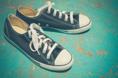 Filtre etkisi retro vintage tarzı ile siyah spor ayakkabı