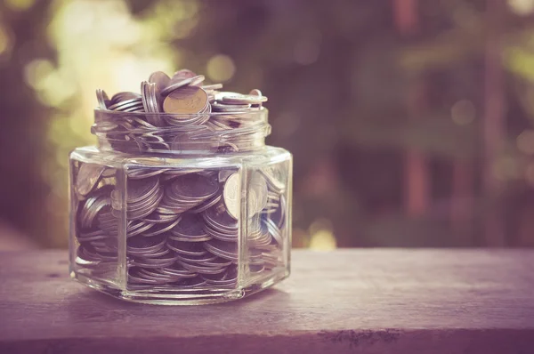 Geld in het glas met filter effect retro vintage stijl — Stockfoto