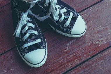 Filtre etkisi retro vintage tarzı ile siyah spor ayakkabı