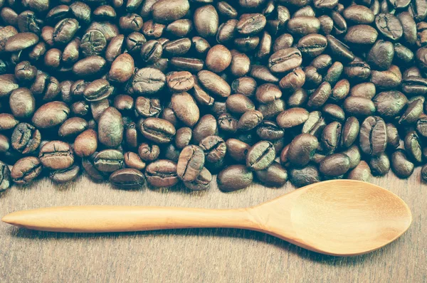 Coffee beans and wooden spoon with filter effect retro vintage s — Stock Photo, Image