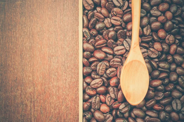Coffee beans and wooden spoon with filter effect retro vintage s — Stock Photo, Image