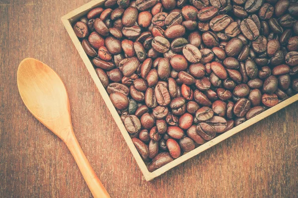 Coffee beans and wooden spoon with filter effect retro vintage s — Stock Photo, Image