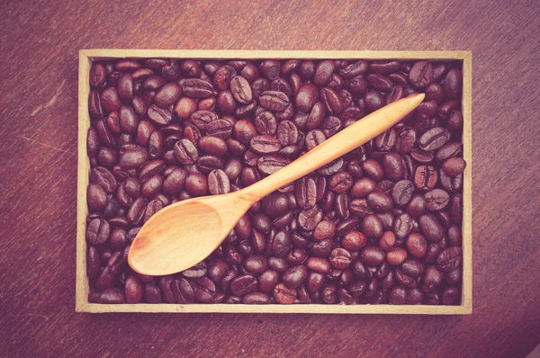 Kaffeebohnen und Holzlöffel mit Filtereffekt retro vintage s — Stockfoto