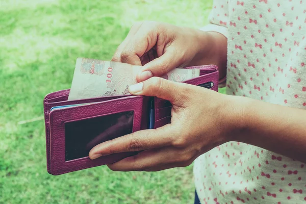 Tirar dinheiro da carteira com efeito de filtro retro vintage styl — Fotografia de Stock