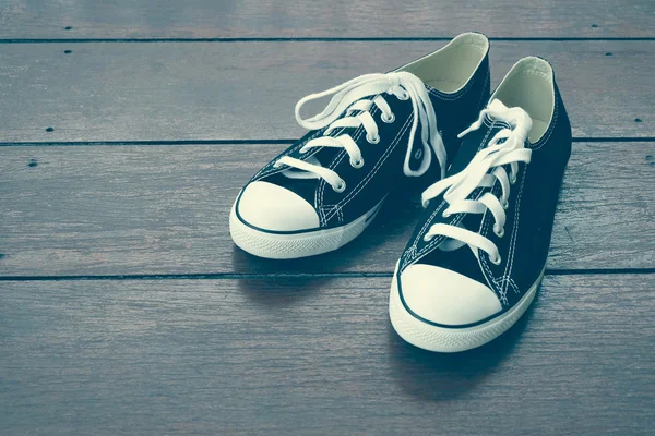 Svarta sneakers med filter effekt retro vintage stil — Stockfoto