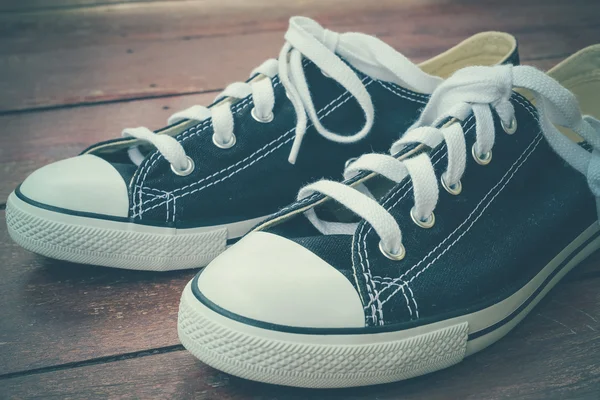 Svarta sneakers med filter effekt retro vintage stil — Stockfoto