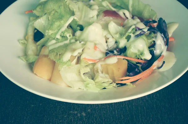 Salada com efeito de filtro estilo vintage retro — Fotografia de Stock