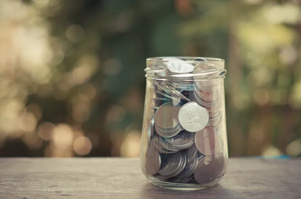 Geld im Glas mit Filtereffekt im Retro-Vintage-Stil — Stockfoto