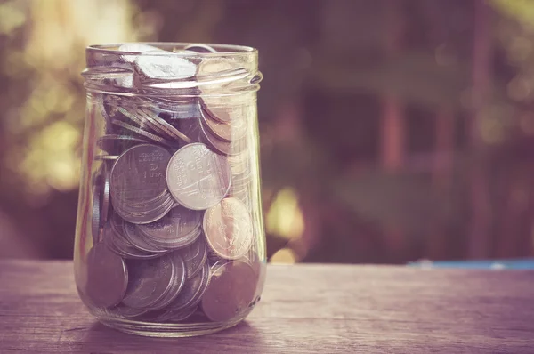 Geld in het glas met filter effect retro vintage stijl — Stockfoto