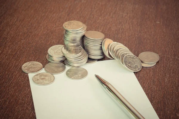 Pen and coins with filter effect retro vintage style — Stock Photo, Image