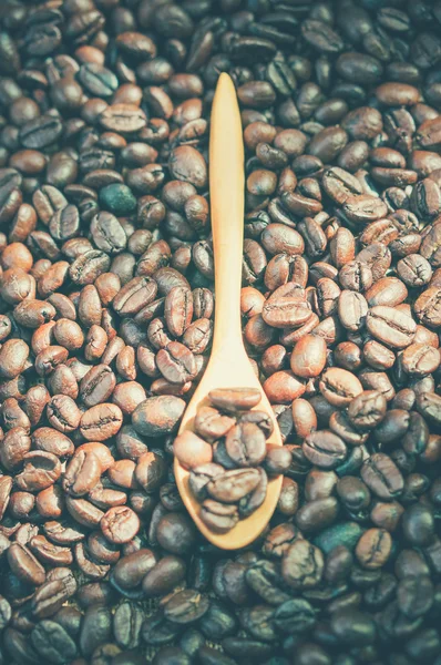 Coffee beans and wooden spoon with filter effect retro vintage s — Stock Photo, Image