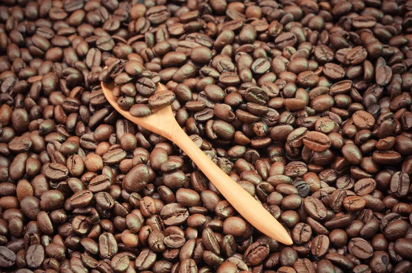 コーヒー豆やフィルター効果のレトロなヴィンテージ s 木のスプーン — ストック写真