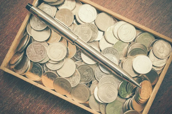 Stift und Münzen mit Filtereffekt im Retro-Vintage-Stil — Stockfoto