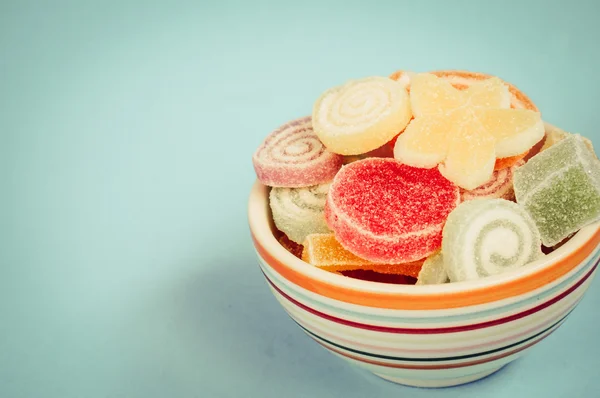 Barevné ovoce pasta sladkosti s filtrační efekt retro vintage chlívku — Stock fotografie