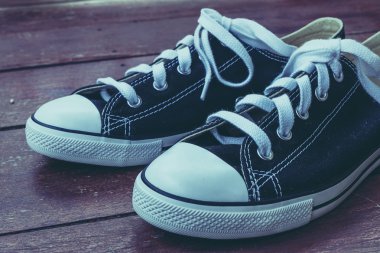 Filtre etkisi retro vintage tarzı ile siyah spor ayakkabı