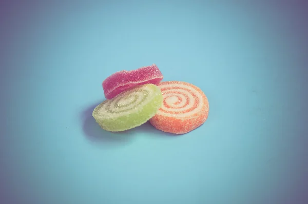 フィルター効果のレトロなビンテージ スタイルとカラフルなフルーツ ペーストのお菓子 — ストック写真