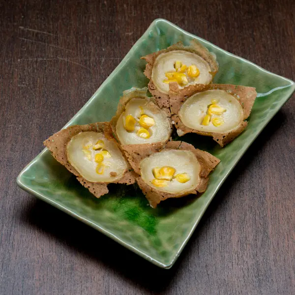 Knmcrk, είδος της Ταϊλάνδης sweetmeat, που παρασκευάζεται από γάλα καρύδας με ζάχαρη και αλεύρι. — Φωτογραφία Αρχείου