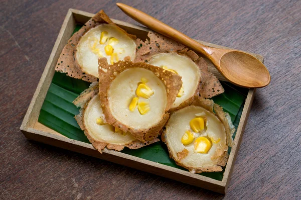 Knmcrk, tipo de carne doce tailandesa, feita de leite de coco com açúcar e farinha . — Fotografia de Stock