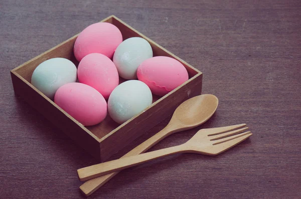 Цветные пасхальные яйца с эффектом фильтра ретро винтажный стиль — стоковое фото
