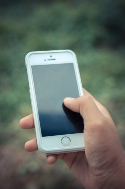 Kadın el smartphone filtre etkisi retro vintage tarzı ile tutarak